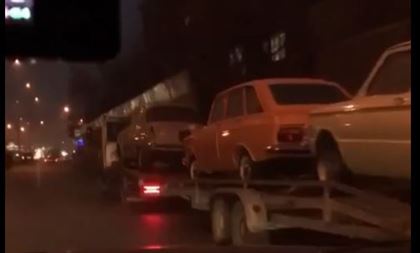 Колонна ретромашин на эвакуаторах в Алматы попала на видео