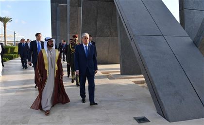 Глава государства посетил мемориальный комплекс «Вахат аль-Карама» в ОАЭ