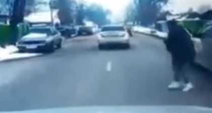 "Берегитесь женщин": бессмертного пешехода засняли на видео в Алматы