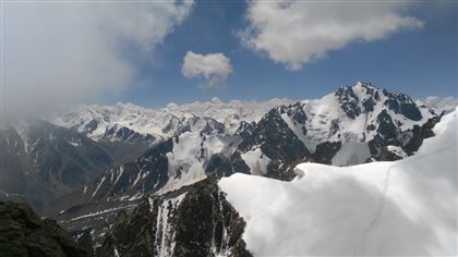 В алматинских горах спасатели помогли пострадавшему туристу 