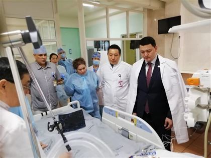 Вице-министр здравоохранения встретился в Алматы с пострадавшим аксакалом из Кордайского района