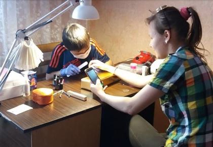 Юный казахстанец делает женщинам маникюр ради больного брата