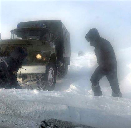 В Восточном Казахстане спасатели эвакуировали с заснеженных дорог 463 человека