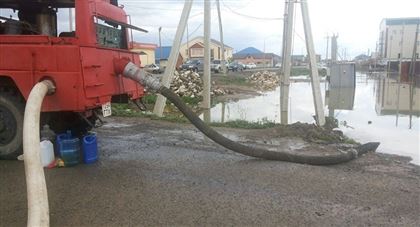 В Шымкенте из-за обильных осадков затопило улицы