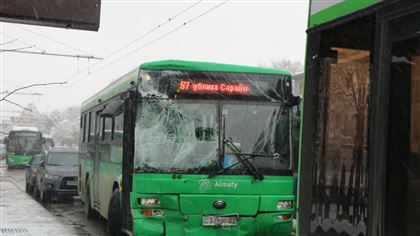 В Алматы произошло столкновение трех автобусов