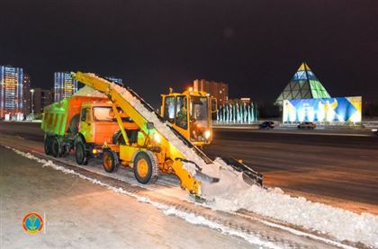 В Нур-Султане уборка снега идет круглосуточно