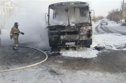 В Атырау автобус сгорел в результате столкновения с легковушкой