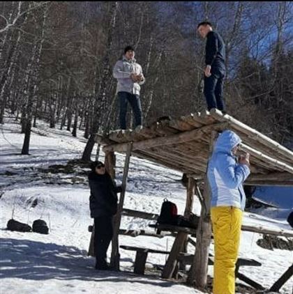 Студенты, залезшие на крышу беседки в горах, чтобы попрыгать, возмутили алматинцев