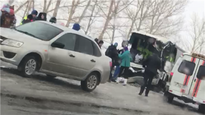 Автобус с детьми столкнулся с грузовиком в Восточно-Казахстанской области