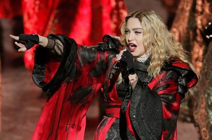 Мадонна упала на концерте в Париже и расплакалась