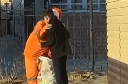 Подросток в Актау копил деньги, чтобы поздравить уборщиц с праздником