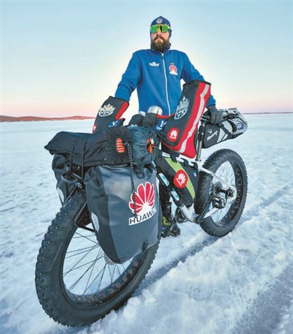 Душу согревала газовая горелка: для чего казахстанец проехал на велосипеде по льду через Балхаш