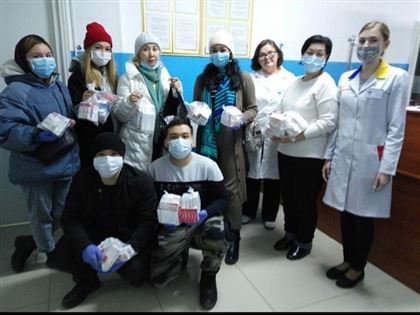 Костанайские волонтеры помогают развозить лекарства