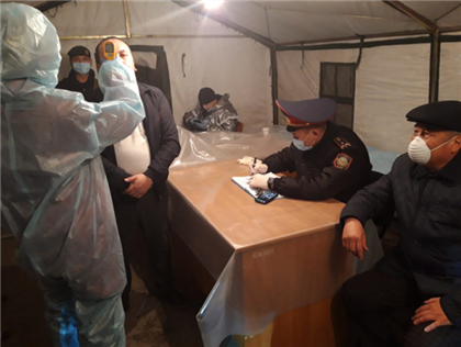 На блокпостах Алматы выявили еще двоих человек с температурой 