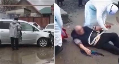 В Алматы полицейский получил перелом ног после наезда машины на блокпосту