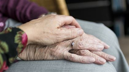 "Пожилые люди на карантине могут превратиться в сидячих или лежачих больных" - израильский врач
