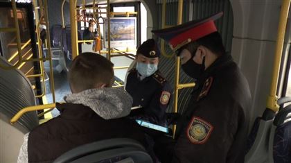 Полицейские проверяют пассажиров общественного транспорта в Алматы