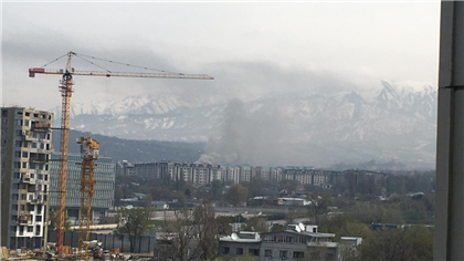 Двухэтажный дом горит в Алматы