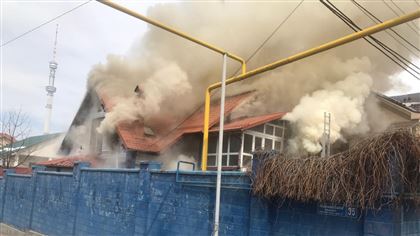 В ДЧС рассказали, как потушили пожар в двухэтажном доме в Алматы 