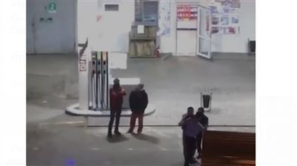 Двое мужчин устроили драку с полицейским на заправке 