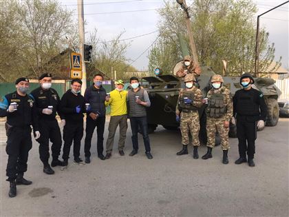 "Спасибо за вкусный кофе": волонтеры поддержали полицейских на блокпостах в Алматы