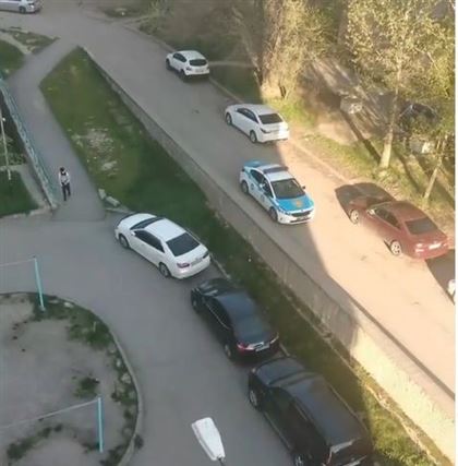 «Увидим детей – заберем в управление полиции»: новое видео разгона людей в алматинском дворе появилось в Сети