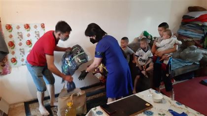 В Алматы малообеспеченным семьям раздали конфискованную одежду