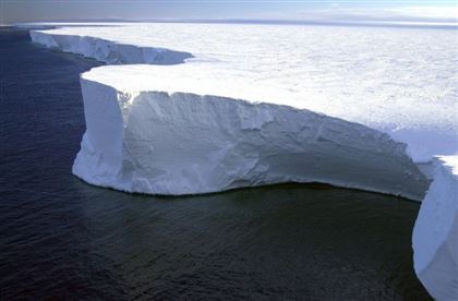 Самый большой в мире айсберг начал разрушаться