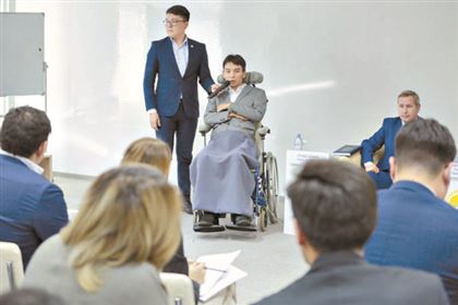 Прикованный к инвалидному креслу казахстанец помогает братьям по несчастью и здоровым людям решать их проблемы
