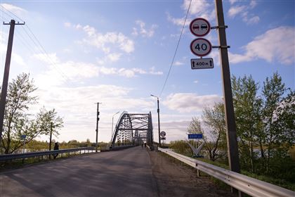 Грузовик врезался в мост и повредил его балку в Петропавловске