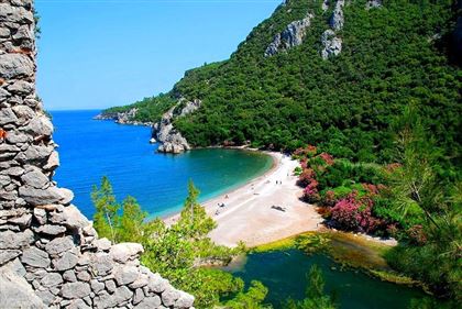 На пляжах Турции лежаки зафиксируют в определенных местах