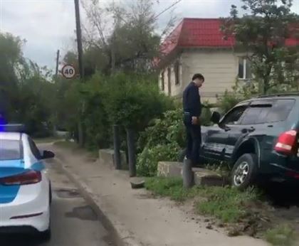 Водитель «взлетел» на бетонное ограждение в Алматы
