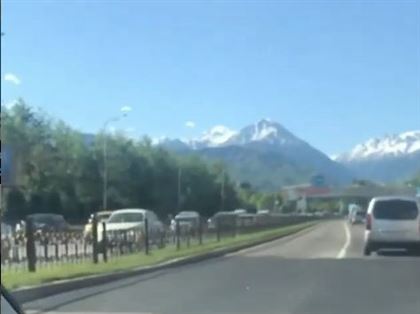 «Обычный понедельник»: алматинец заснял на видео пробку на Аль-Фараби 