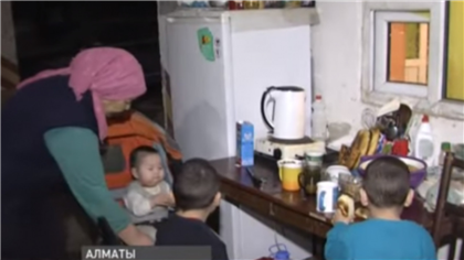 В Алматы пожилая женщина с четырьмя внуками живет в подземном паркинге
