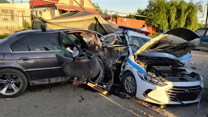 В Алматы пьяный водитель врезался в блокпост, умер полицейский