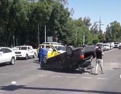ДТП с перевертышем в Алматы попало на видео