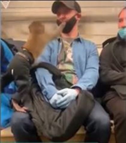 Обезьяна в метро попыталась стащить маску у попутчика