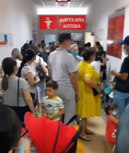 "Там деньги раздают?":очередь в поликлинике возмутила астанчан