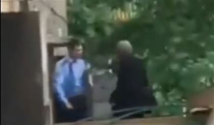 Избиение полицейского в Павлодаре попало на видео 