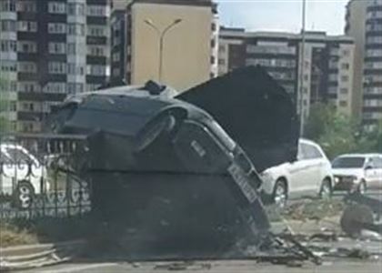 "Неудачно приземлился": BMW врезался в ограждение в Алматы