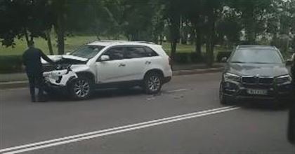 ДТП с дорогими иномарками засняли очевидцы в Алматы