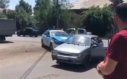 Легковушка врезалась в полицейский автомобиль в Усть-Каменогорске