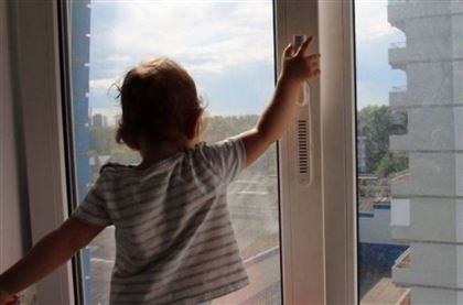 Двухлетний ребенок выпал из окна в Атырау