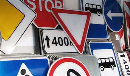 Странное ДТП с участием Land Cruiser: дорожные знаки "меняются" местами и исчезают