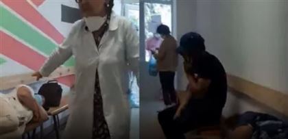"Забирай, давай! У нас нет мест!" – видео из больницы Актобе шокировало соцсети