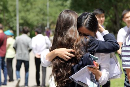 «Я, как мазохист, после январского ЕНТ стала царапать себя до крови» - страшные откровения выпускников школ Казахстана