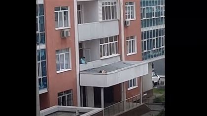Девушка выпала с 15-го этажа в Алматы
