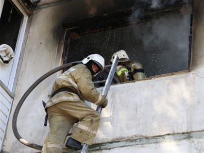 В Павлодаре ребенок оказался запертым в квартире во время пожара