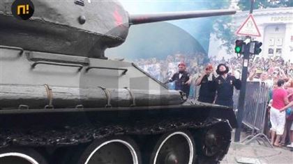 Танк Т-34 чуть не въехал в зрителей на параде Победы
