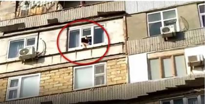 В Актау женщина пыталась выпрыгнуть из окна
